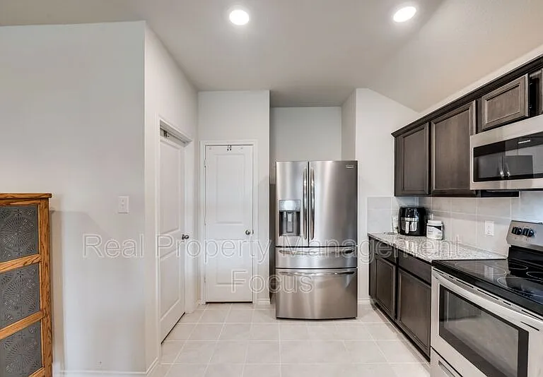 809 Meadow Wood Ln — Photo 9