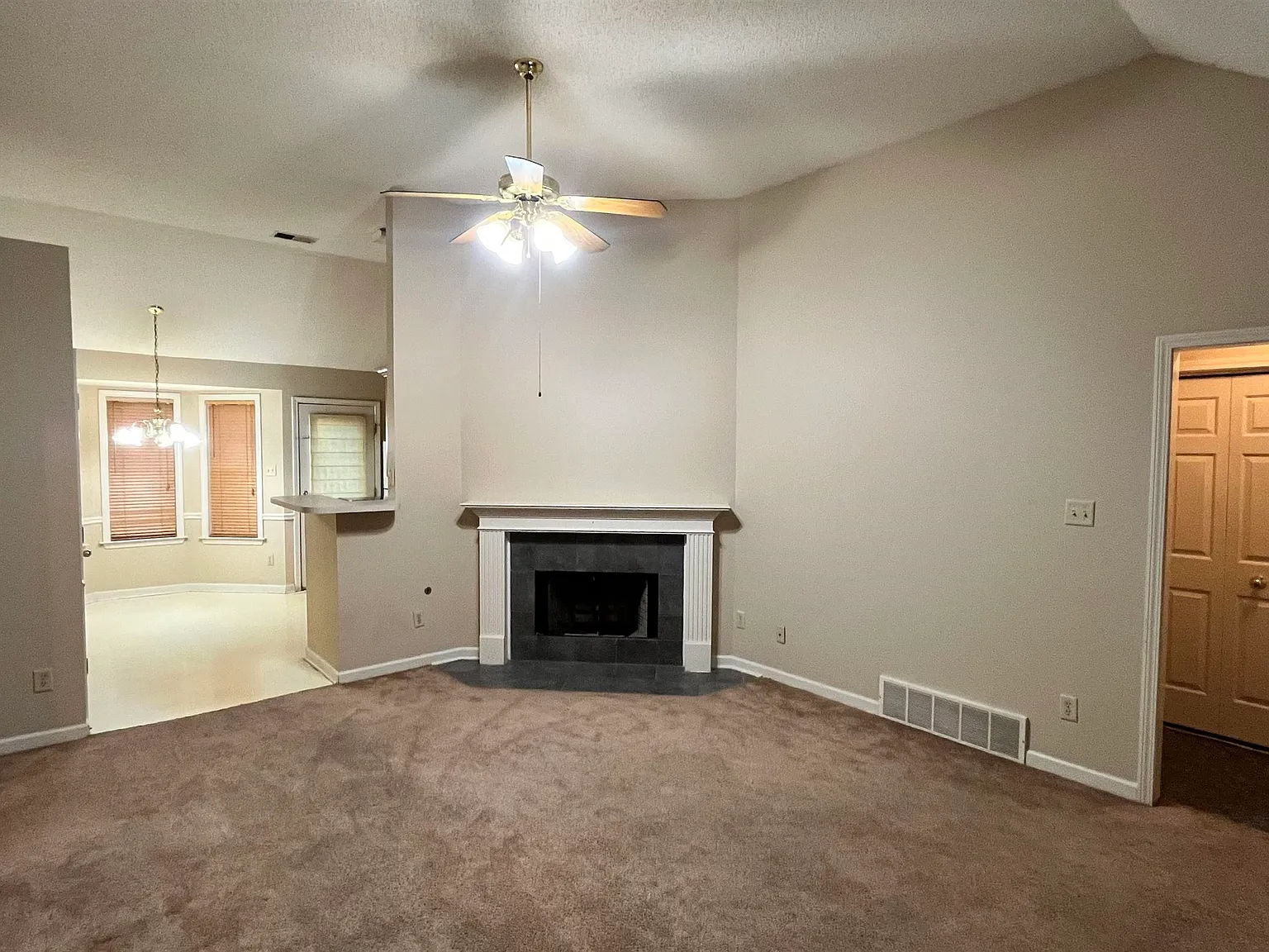3 bed, 2.0 bath, 1273 sqft, $1,650 — Photo 4