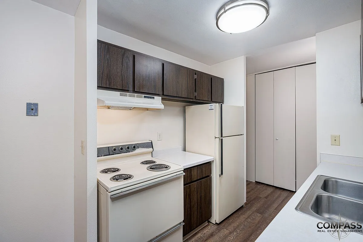 Building Photo - Half Moon Lake Apartments