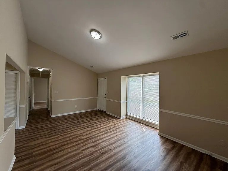4720 Matt Dr — Photo 3