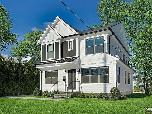 3rd image of 676 Ridgewood Rd