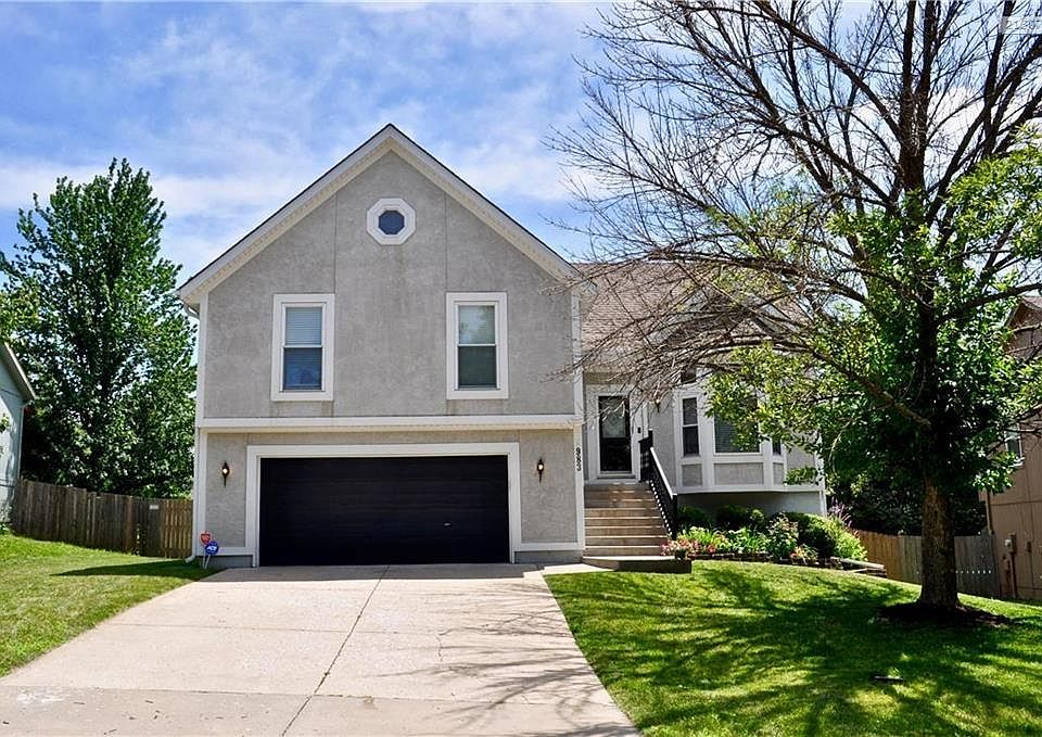 Welcome to your new home!!  983 E. New London, Olathe