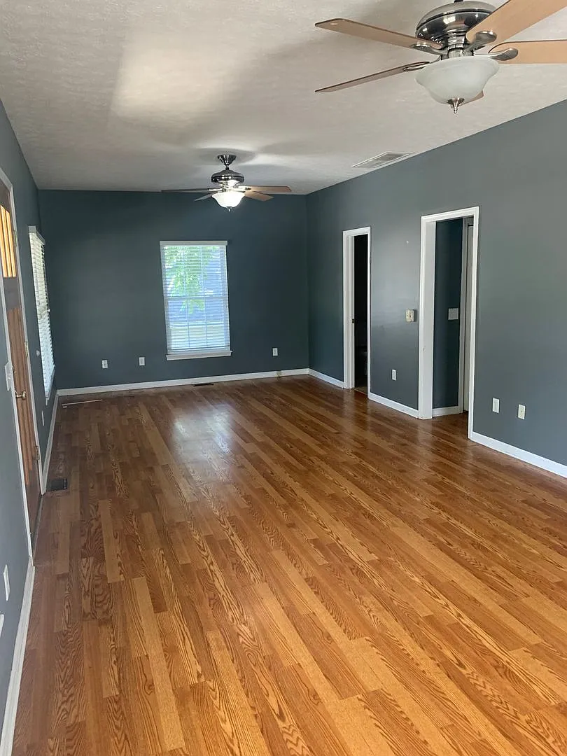Available August 2027 Large 3 Bed, 3 Bath House With Fenced Yard — Photo 4