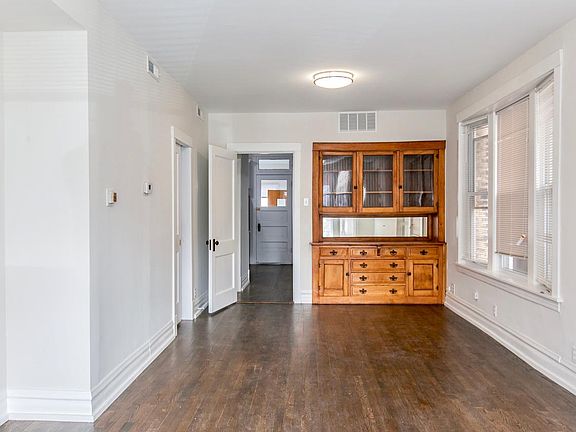 3rd image of 1940 W Oakdale Ave APT 1