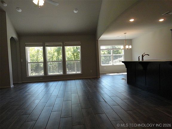 5th image of 1503 E Utica Pl