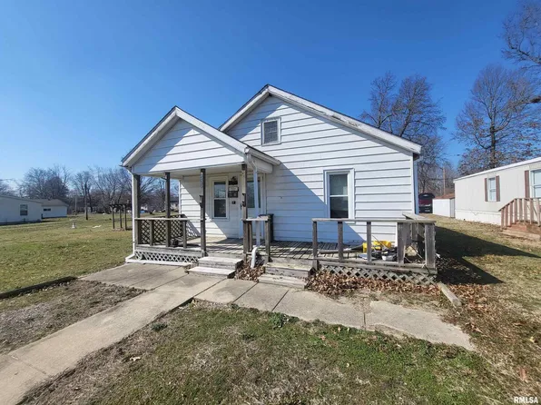 1333 N Trenary Ave, Salem, IL 62881