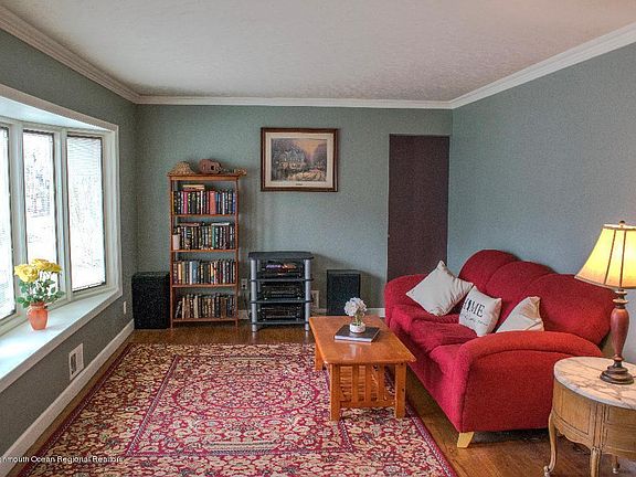 2nd image of 6 Lakeside Pl