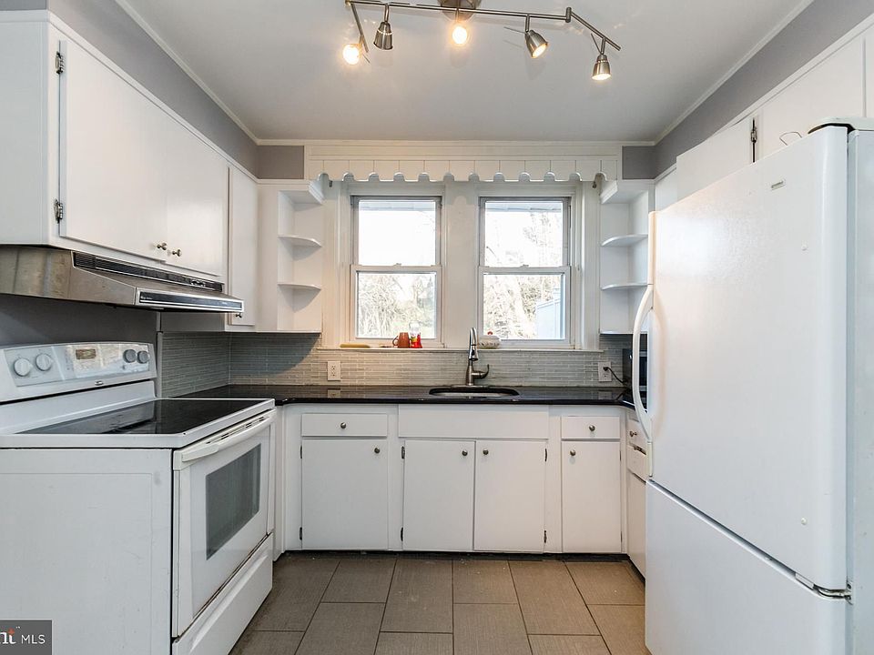 1st image of 328 Leverington Ave