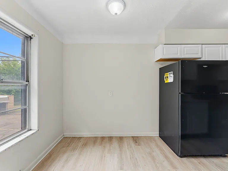 2762 Noble — Photo 8