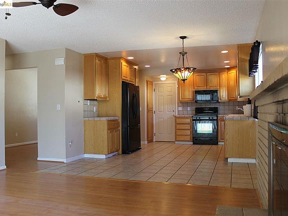 5th image of 2056 Oakridge Ln