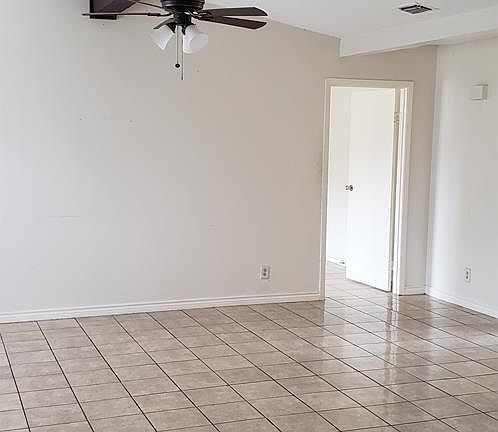 5th image of 921 Travis St