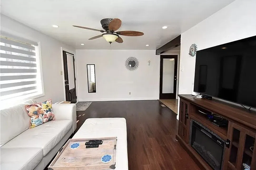 3 bed, 1.5 bath, 1200 sqft, $1,950 — Photo 3