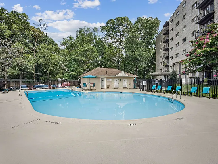 Cortland at Falls Church — Photo 15
