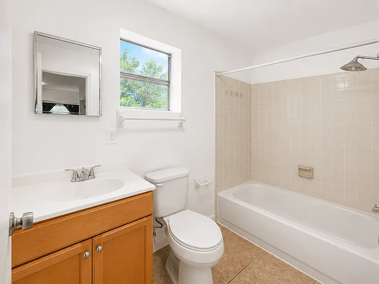 1324 Parkwood St — Photo 9
