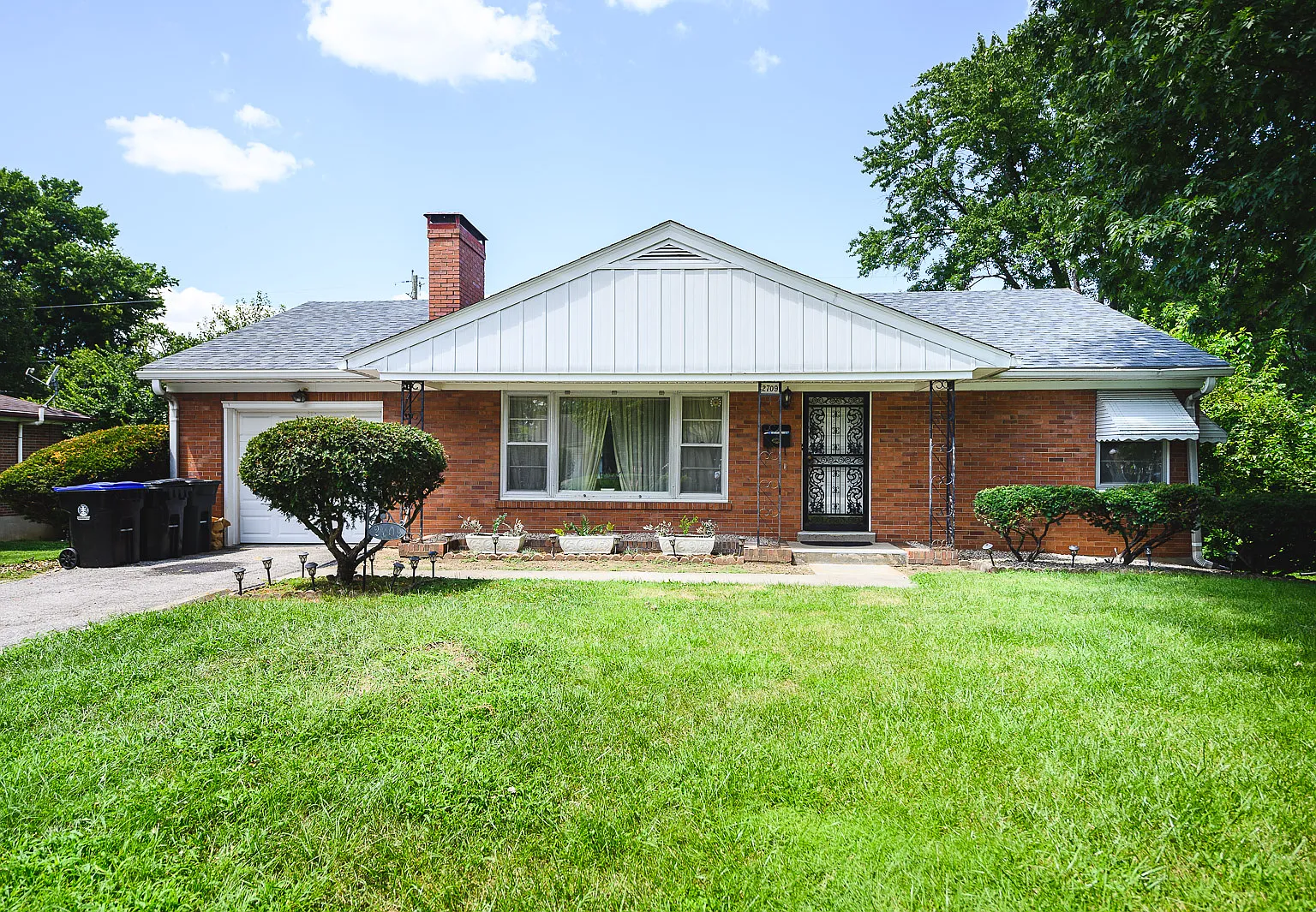 3 bed, 1.5 bath, 1800 sqft, $1,900 — Photo 2