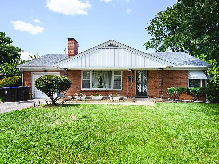 2709 Goldsmith Ln — Photo 2