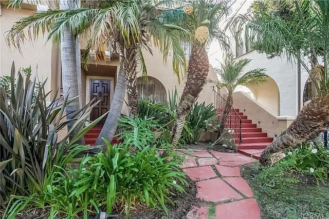 1125 S Hayworth Ave — Photo 2