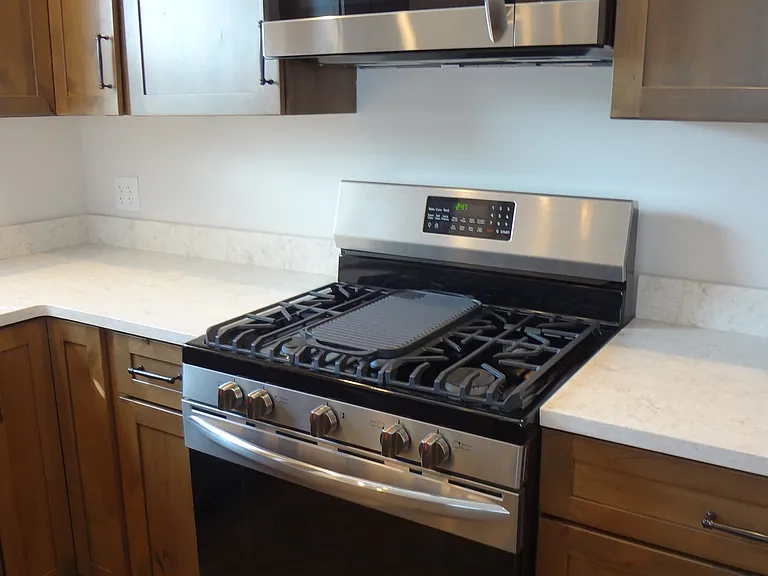 711 E 3rd St #2 — Photo 5