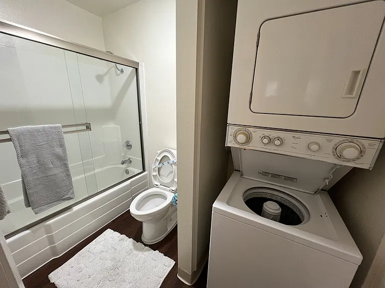 Versailles on the Lake Apartments — Photo 104