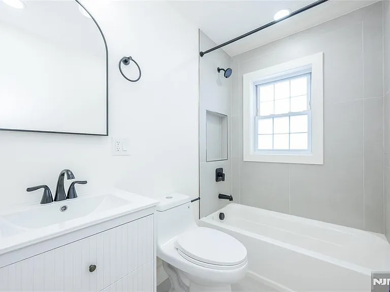 231 Waverly Pl — Photo 9