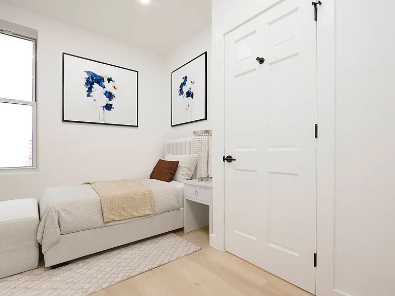 260 E 10th St #11 — Photo 5