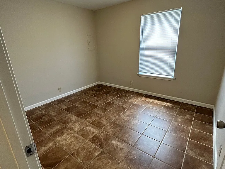 Oakcrest Apartments — Photo 13