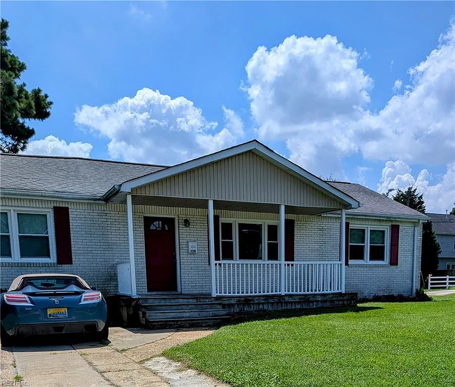 3 bed, 1.5 bath, 1353 sqft, $1,900 — Photo 1