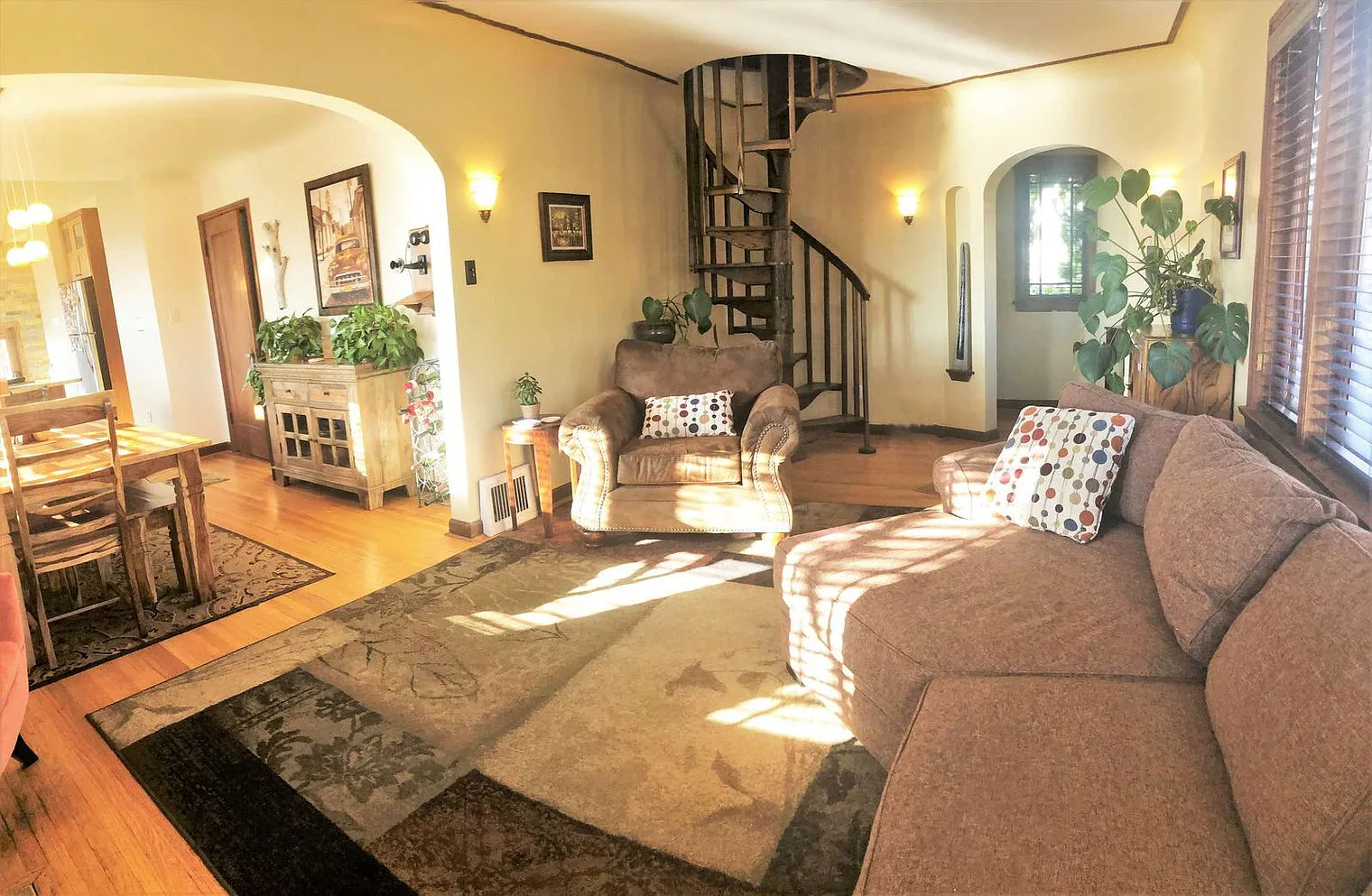 6 bed, 3.0 bath, 2992 sqft, $18,673 — Photo 1