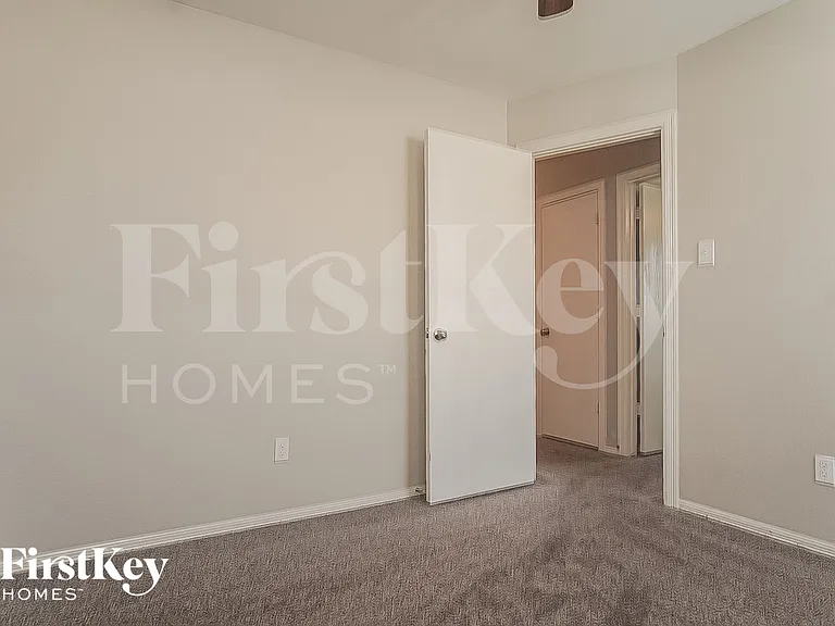 106 W Red Oak Ln — Photo 13