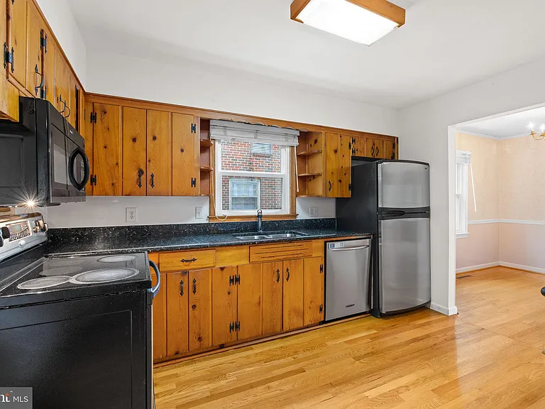 1312 Stafford Ave — Photo 3