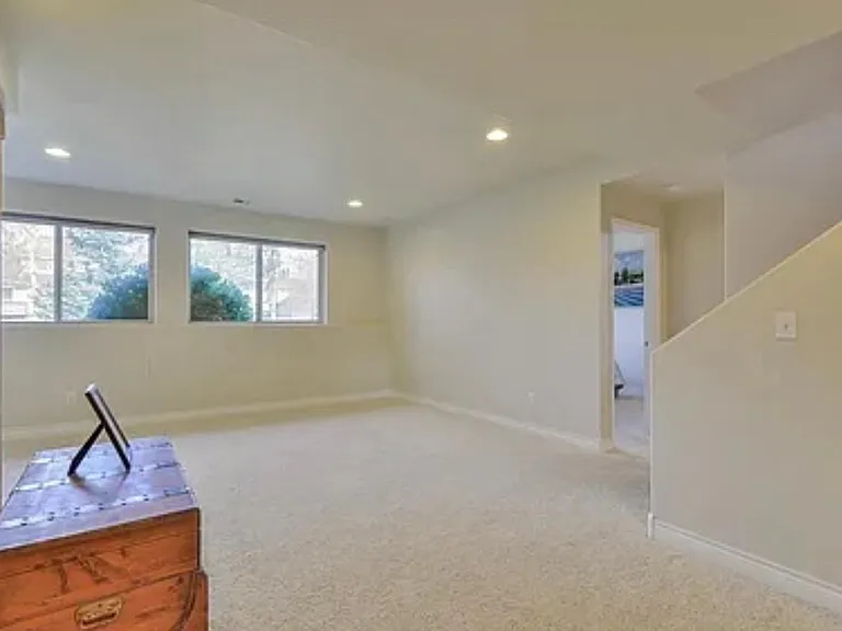 1979 Vista Dr — Photo 2