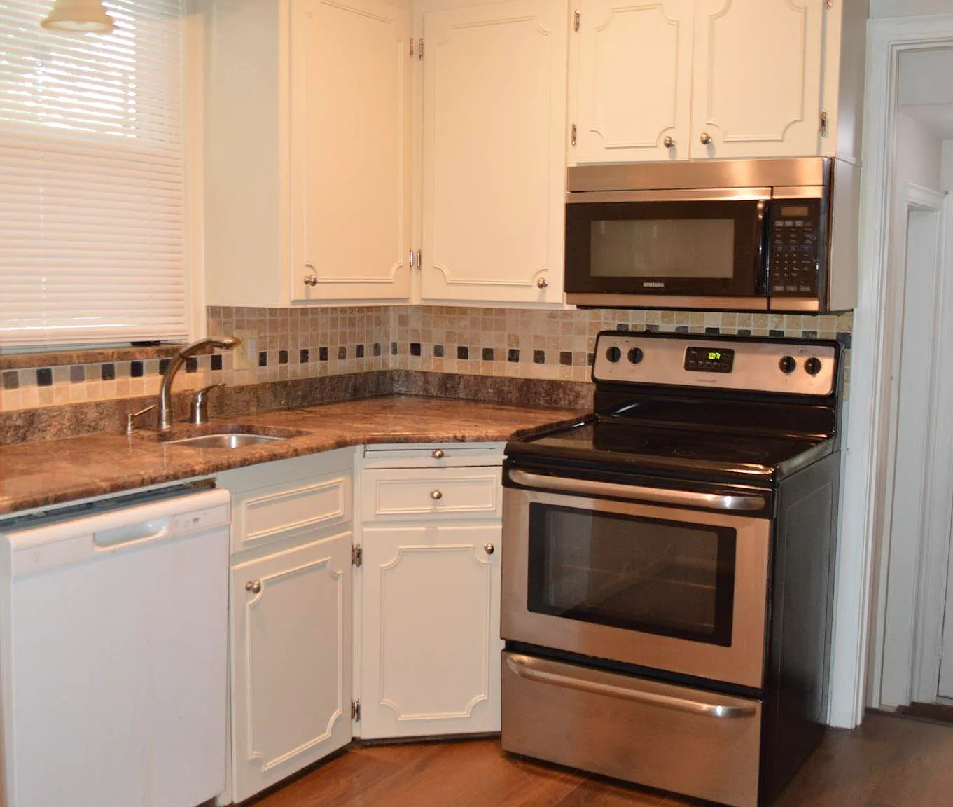 3 bed, 1.5 bath, 1597 sqft, $2,400 — Photo 4
