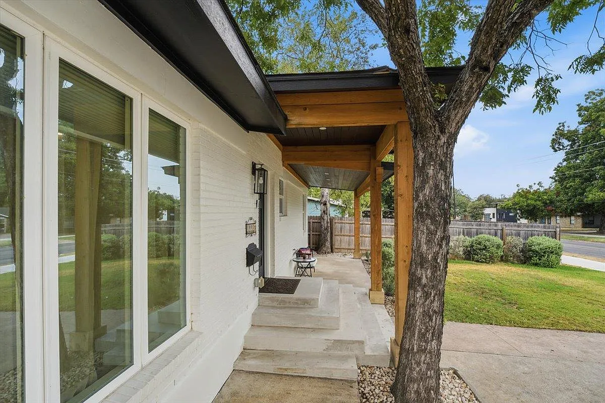 3 bed, 2.0 bath, 1315 sqft, $5,000 — Photo 2