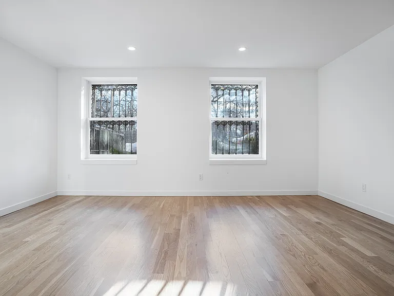 301 E 10th St #1C — Photo 2