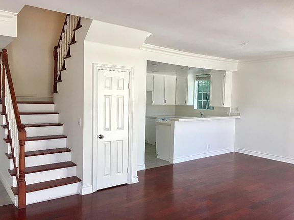 2nd image of 11445 Moorpark St Unit 10