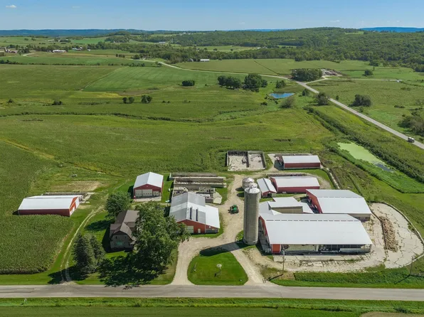 S4452 Grote Hill Rd, Reedsburg, WI 53959
