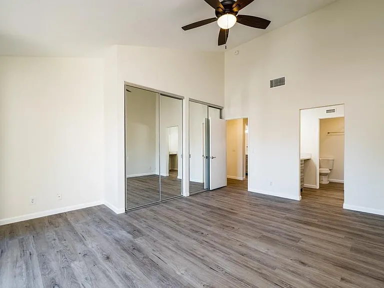 5800 Owensmouth Ave #14 — Photo 6