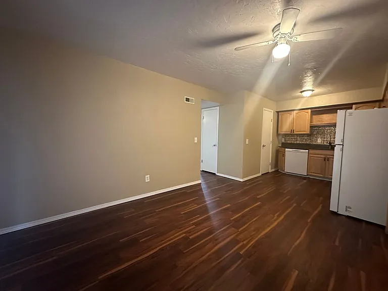 6004 Nw Expy — Photo 11