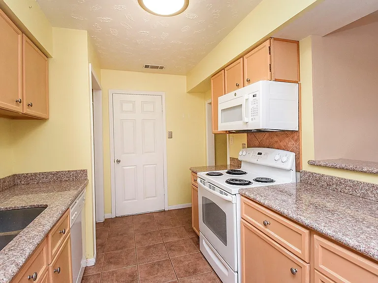7822 Greenedge Dr — Photo 6