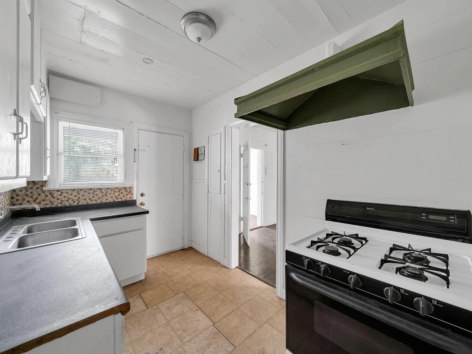 1 bed, 990 sqft, $1,150 — Photo 4