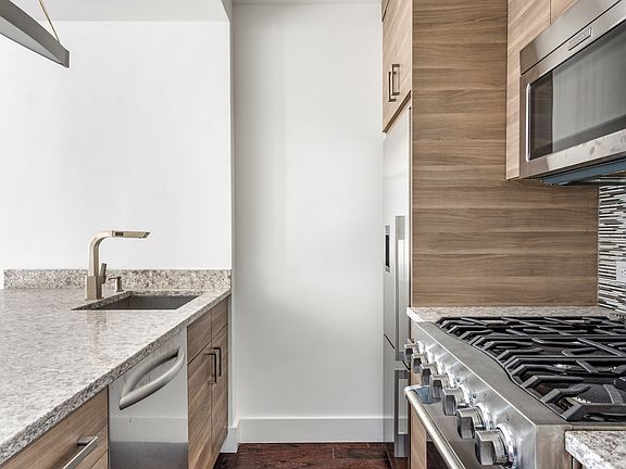 4th image of 500 W 43rd St APT 27C