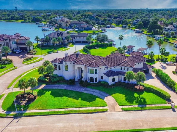 1303 Lakeway Dr, Seabrook, TX 77586