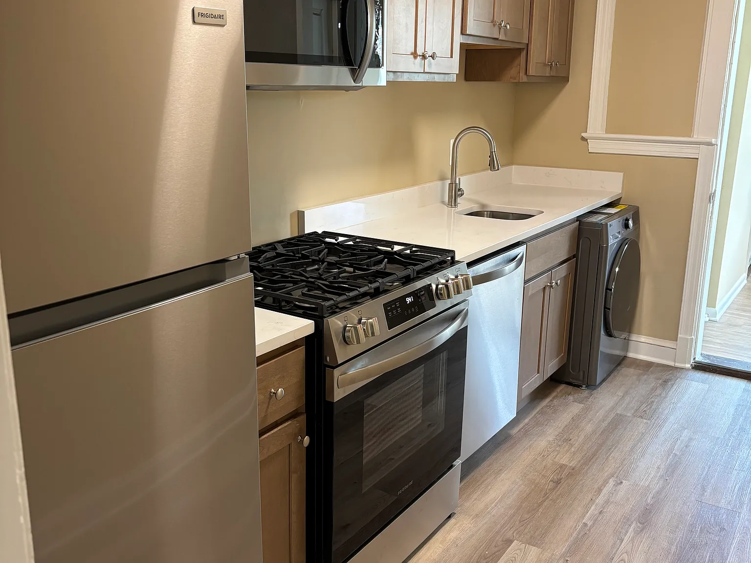 2 bed, 850 sqft, $2,295 — Photo 2