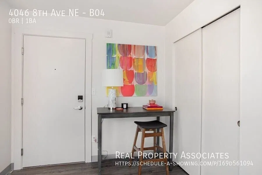 *Available NOW* Affordable studio apartment mins from UW — Photo 3