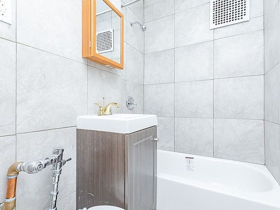 5th image of 487 Saint Johns Pl #7E
