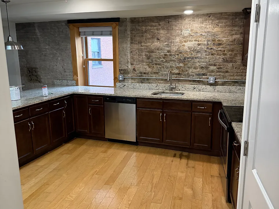 420 1/2 Broadway #402