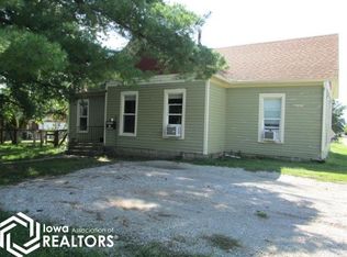 217 S 12th St, Chariton, IA 50049