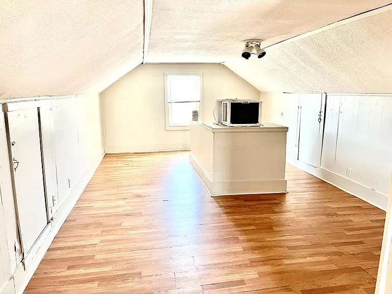 1045 Meadow Ln — Photo 11
