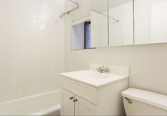 4th image of 114 E 40th St APT 4B