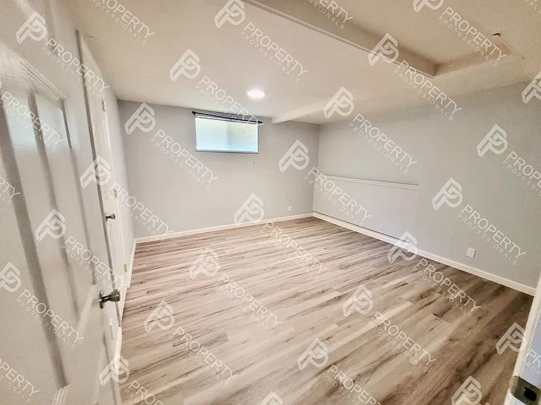 221 W 5th St — Photo 10
